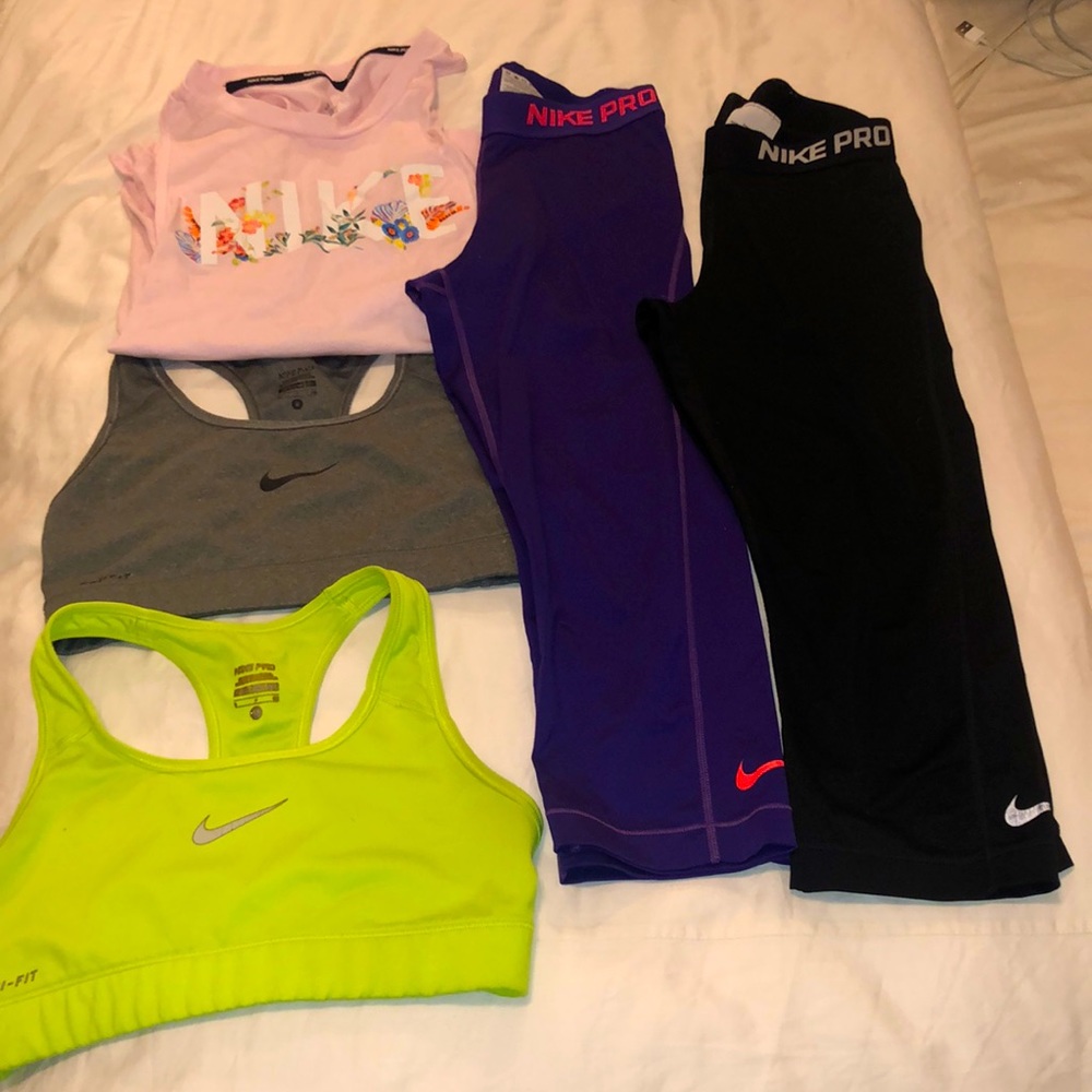 Two Nike sports bra, 2 leggings and top